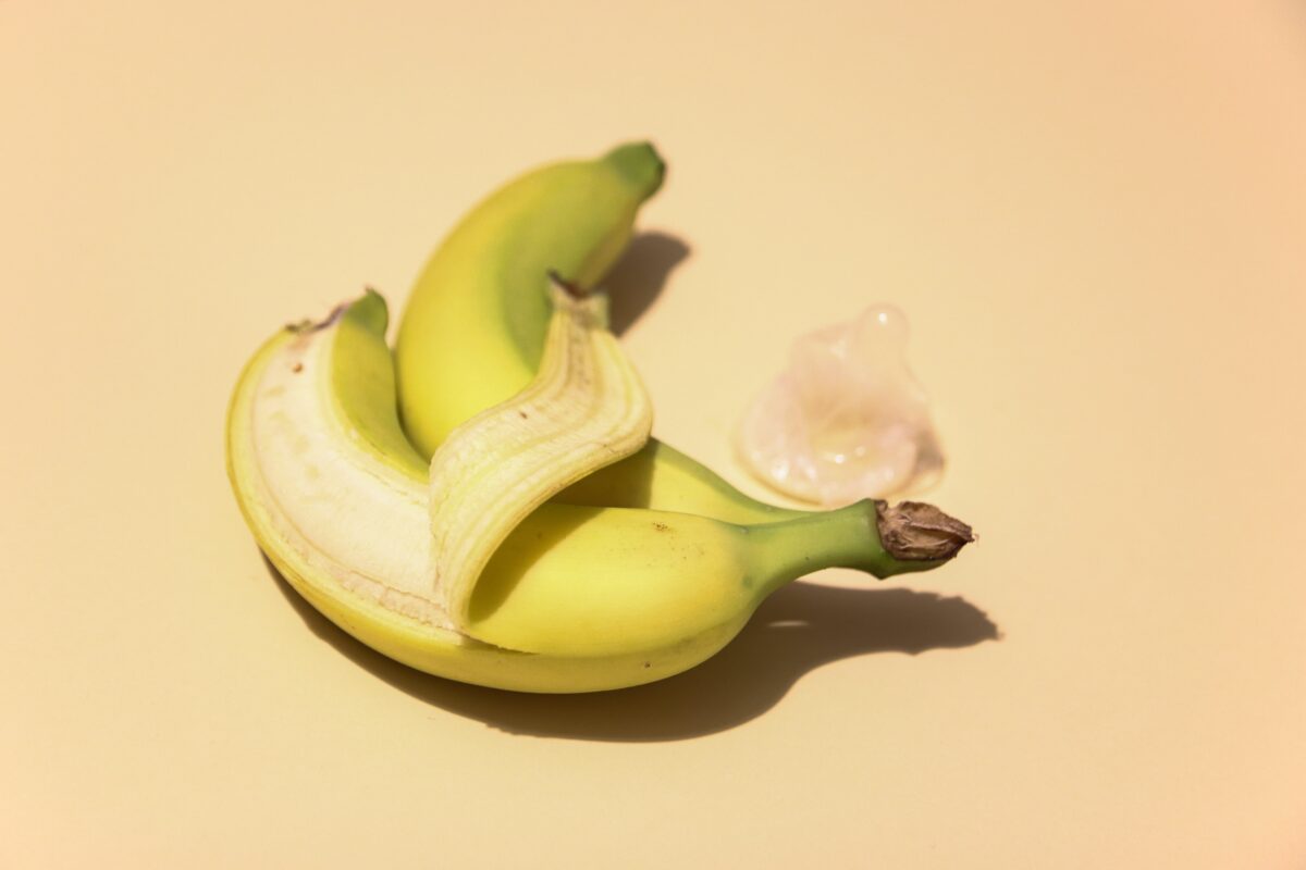 deux bananes qui se font un calin
