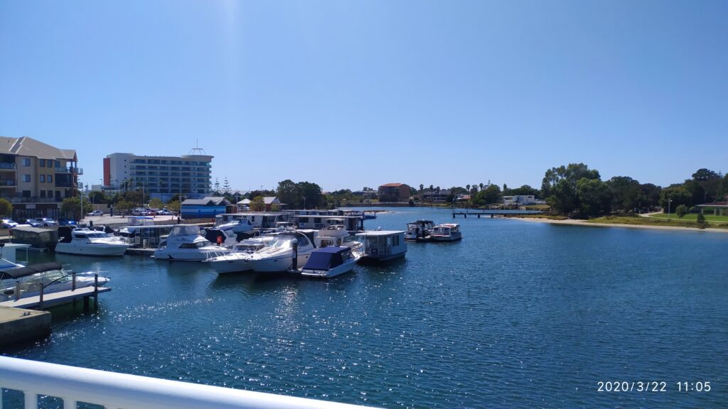 Port de Mandurah avec ses bateaux et son ciel bleu. A deux heures de Margaret River